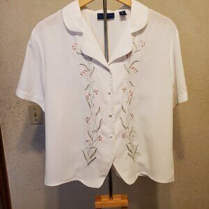 KAREN SCOTT  size XL white color embroidered flowers & leaves  button up Blouse